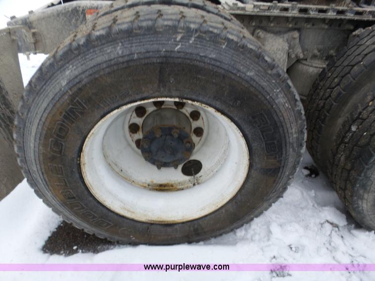 image for item J8795 2005 Freightliner Columbia semi truck