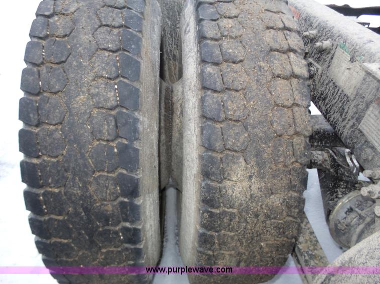 image for item J8795 2005 Freightliner Columbia semi truck