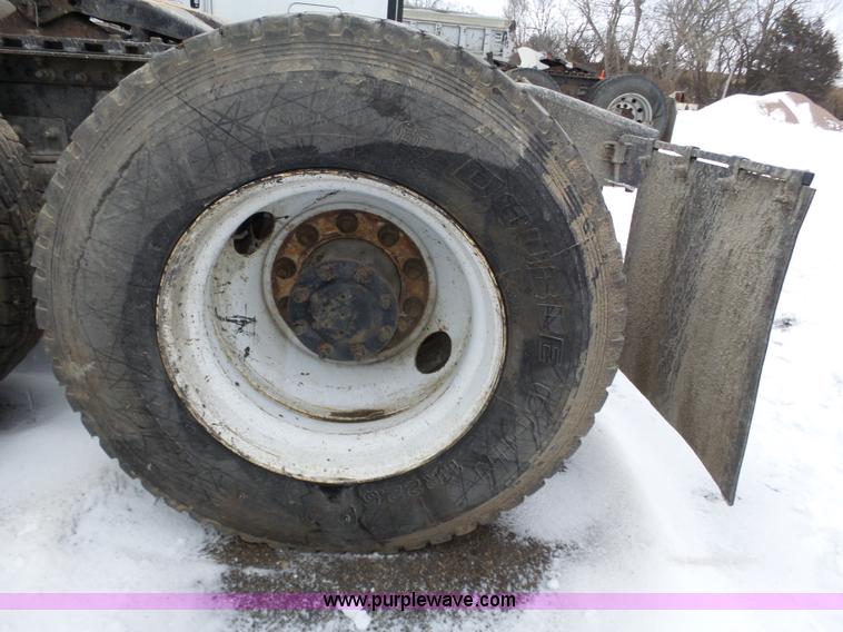 image for item J8795 2005 Freightliner Columbia semi truck