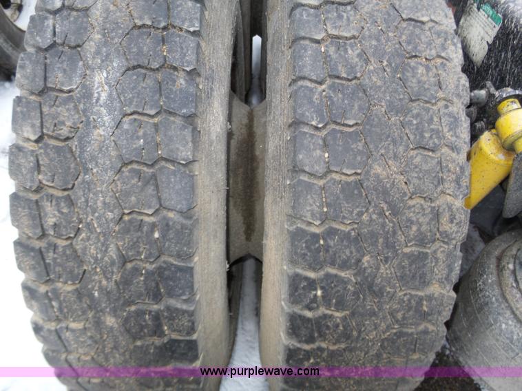 image for item J8795 2005 Freightliner Columbia semi truck