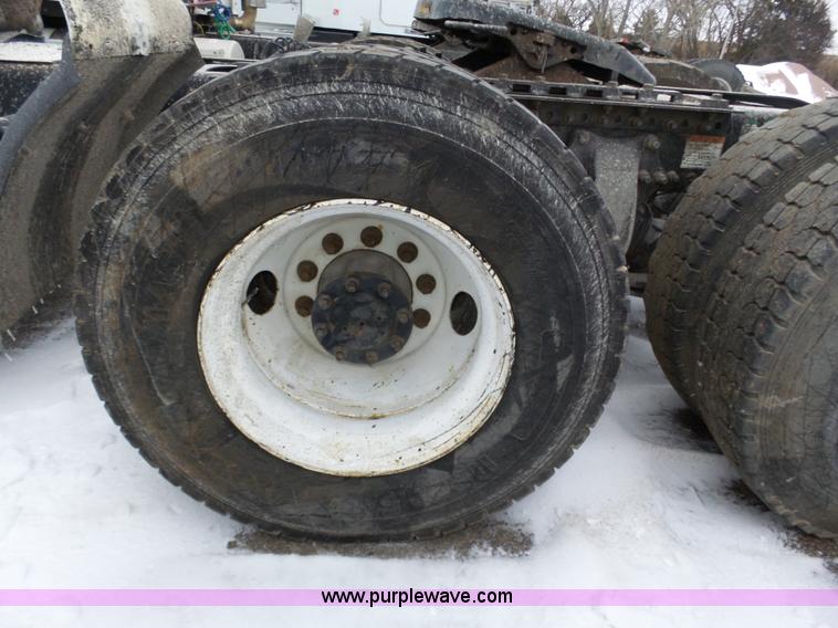 image for item J8795 2005 Freightliner Columbia semi truck