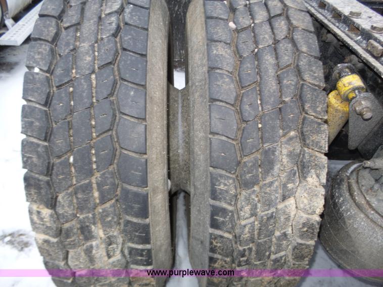 image for item J8795 2005 Freightliner Columbia semi truck