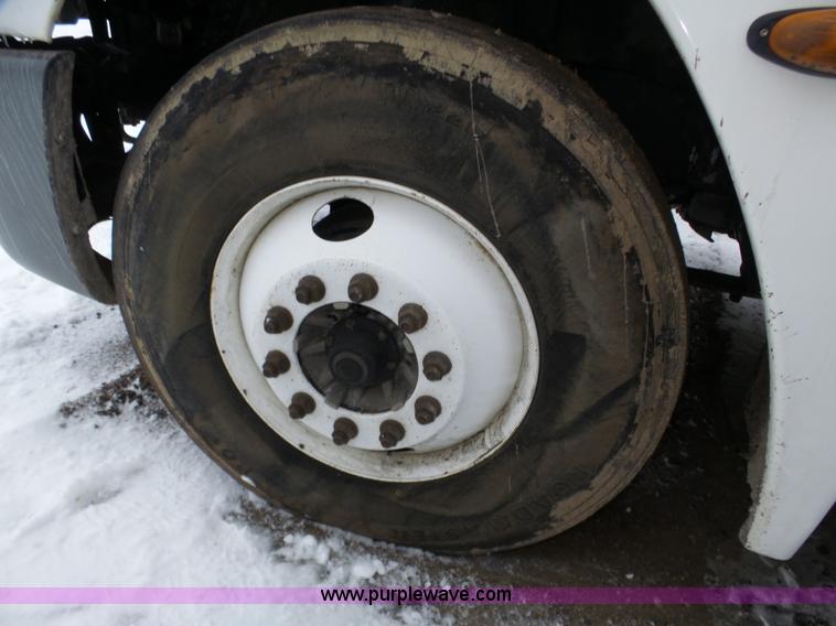 image for item J8795 2005 Freightliner Columbia semi truck