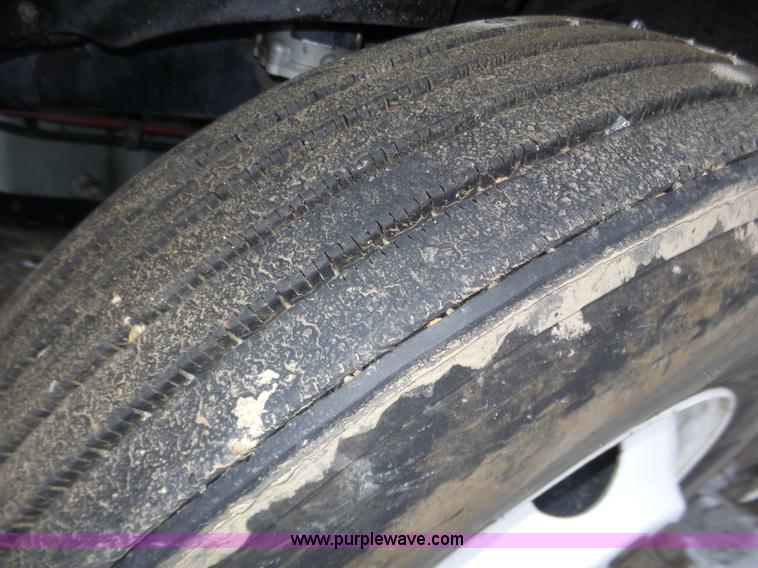 image for item J8795 2005 Freightliner Columbia semi truck