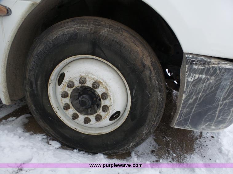 image for item J8795 2005 Freightliner Columbia semi truck