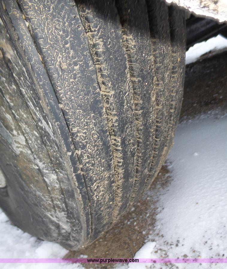 image for item J8795 2005 Freightliner Columbia semi truck