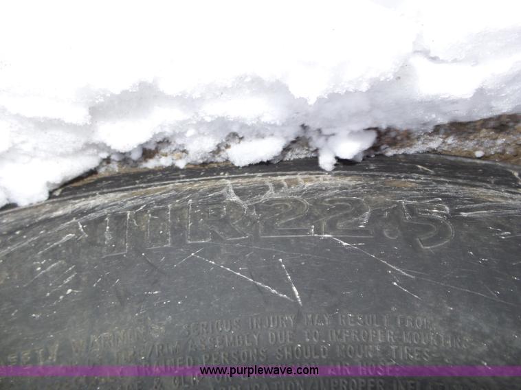 image for item J8795 2005 Freightliner Columbia semi truck