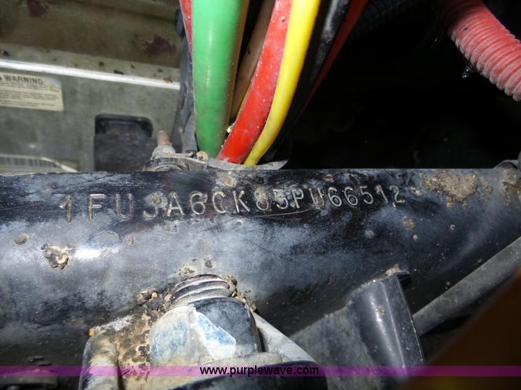 image for item J8795 2005 Freightliner Columbia semi truck