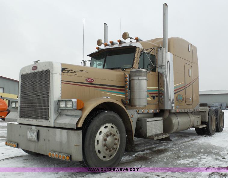 image for item J8796 2000 Peterbilt 379 semi truck