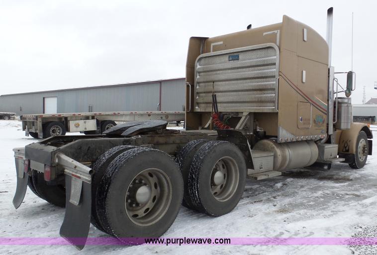 image for item J8796 2000 Peterbilt 379 semi truck