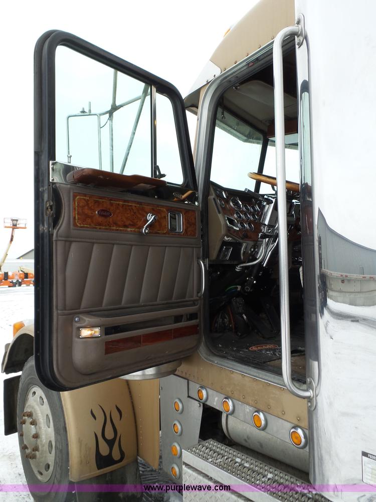 image for item J8796 2000 Peterbilt 379 semi truck