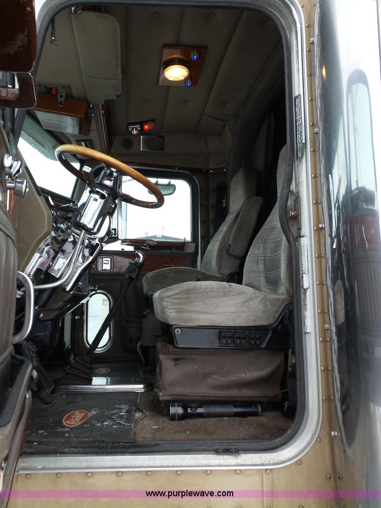 image for item J8796 2000 Peterbilt 379 semi truck