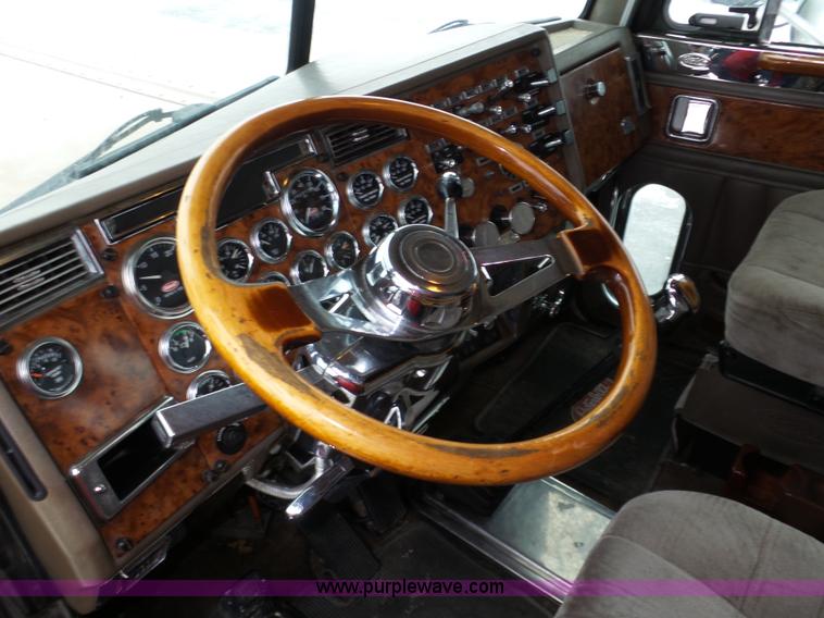 image for item J8796 2000 Peterbilt 379 semi truck