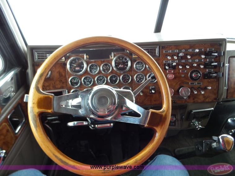 image for item J8796 2000 Peterbilt 379 semi truck