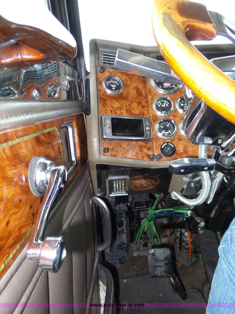 image for item J8796 2000 Peterbilt 379 semi truck