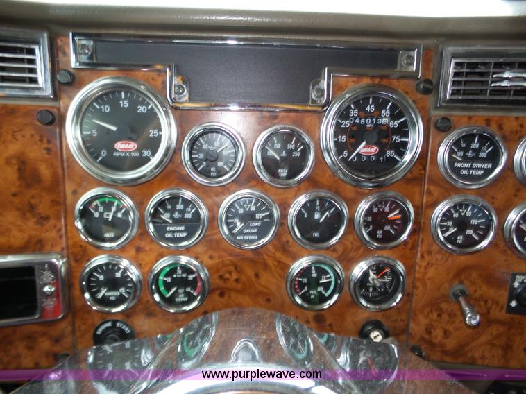 image for item J8796 2000 Peterbilt 379 semi truck