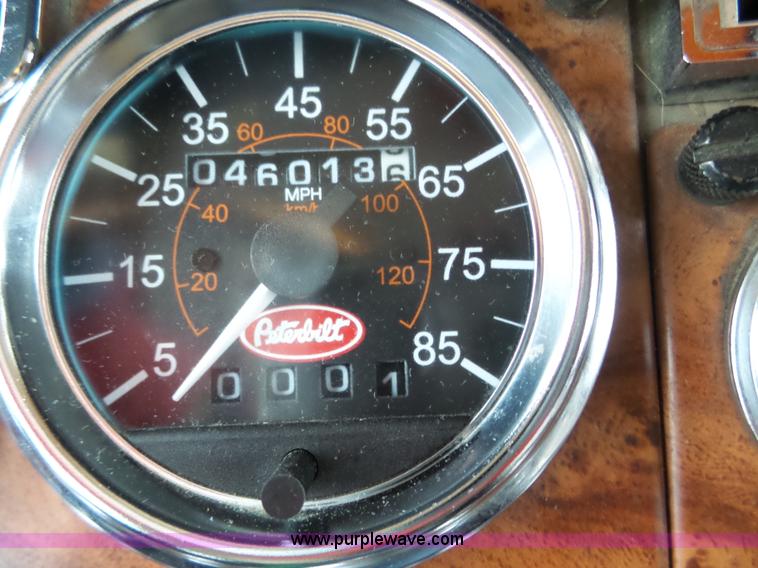 image for item J8796 2000 Peterbilt 379 semi truck