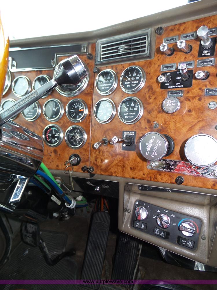 image for item J8796 2000 Peterbilt 379 semi truck