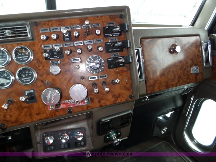 image for item J8796 2000 Peterbilt 379 semi truck