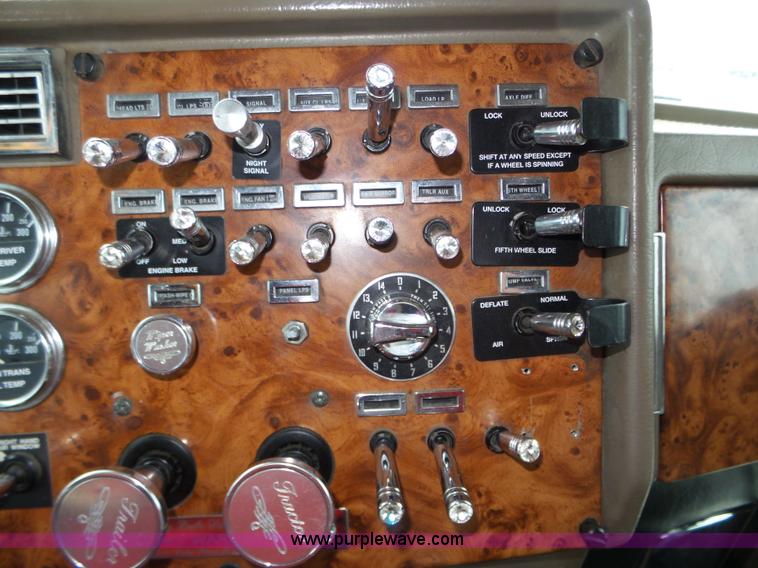 image for item J8796 2000 Peterbilt 379 semi truck