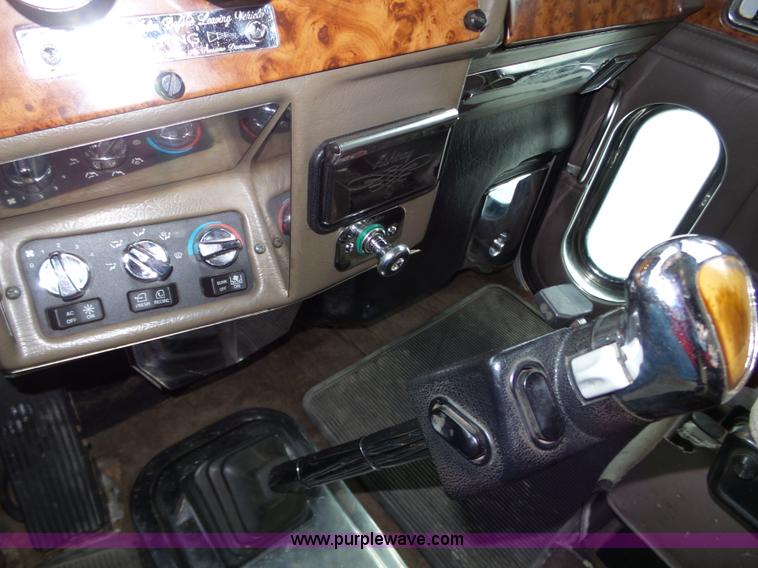 image for item J8796 2000 Peterbilt 379 semi truck