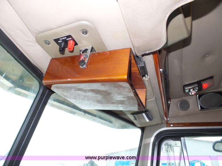 image for item J8796 2000 Peterbilt 379 semi truck