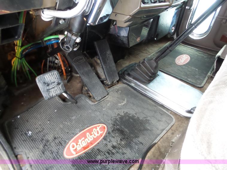 image for item J8796 2000 Peterbilt 379 semi truck