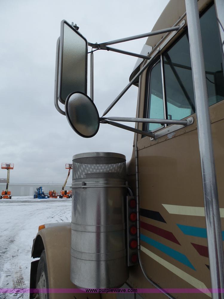 image for item J8796 2000 Peterbilt 379 semi truck