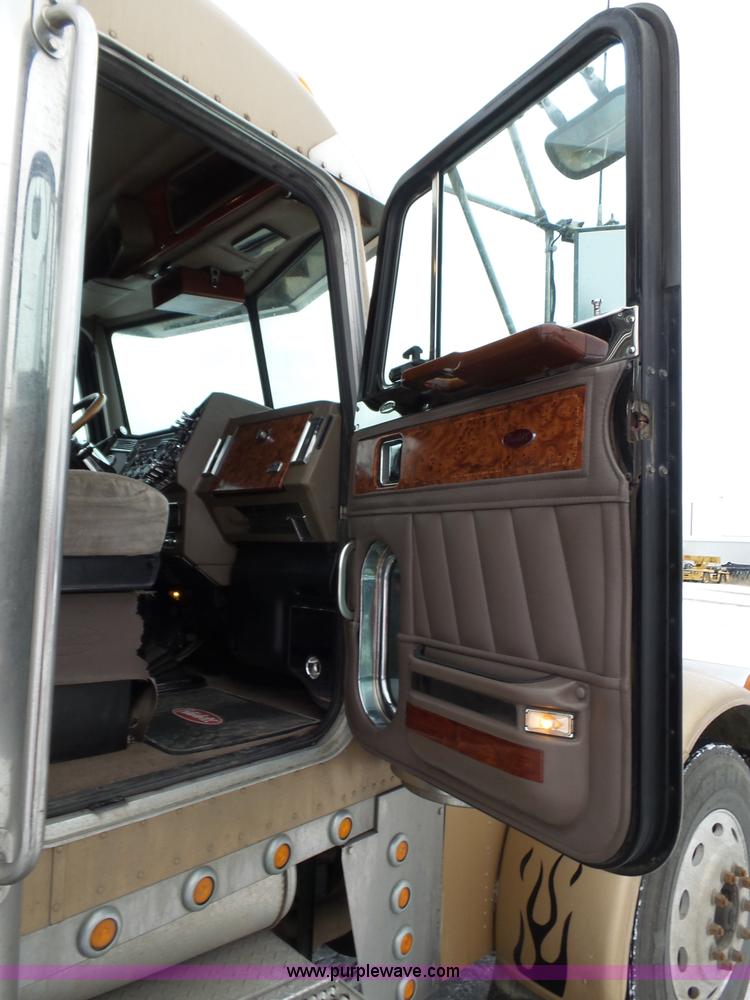 image for item J8796 2000 Peterbilt 379 semi truck