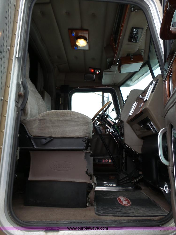 image for item J8796 2000 Peterbilt 379 semi truck