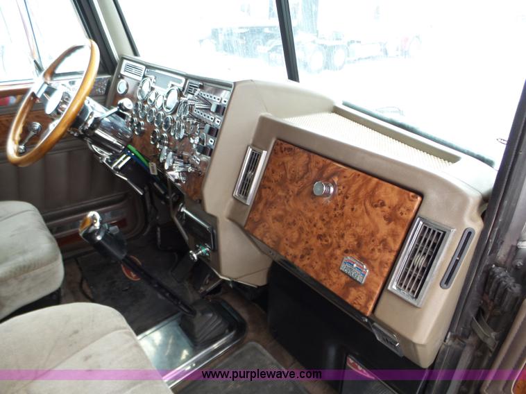 image for item J8796 2000 Peterbilt 379 semi truck