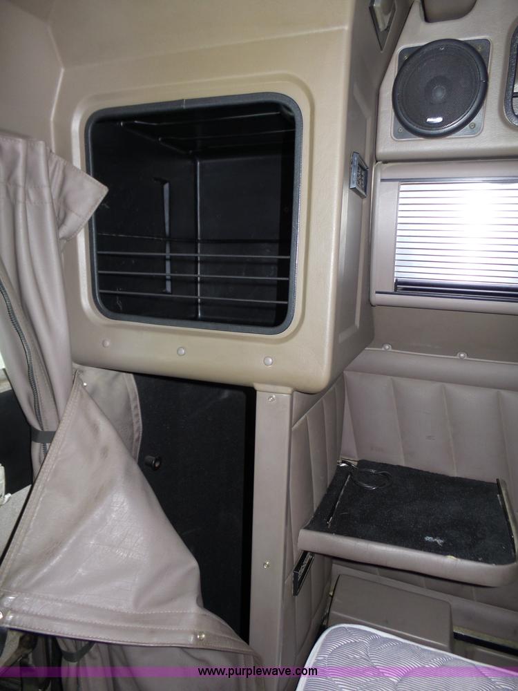 image for item J8796 2000 Peterbilt 379 semi truck