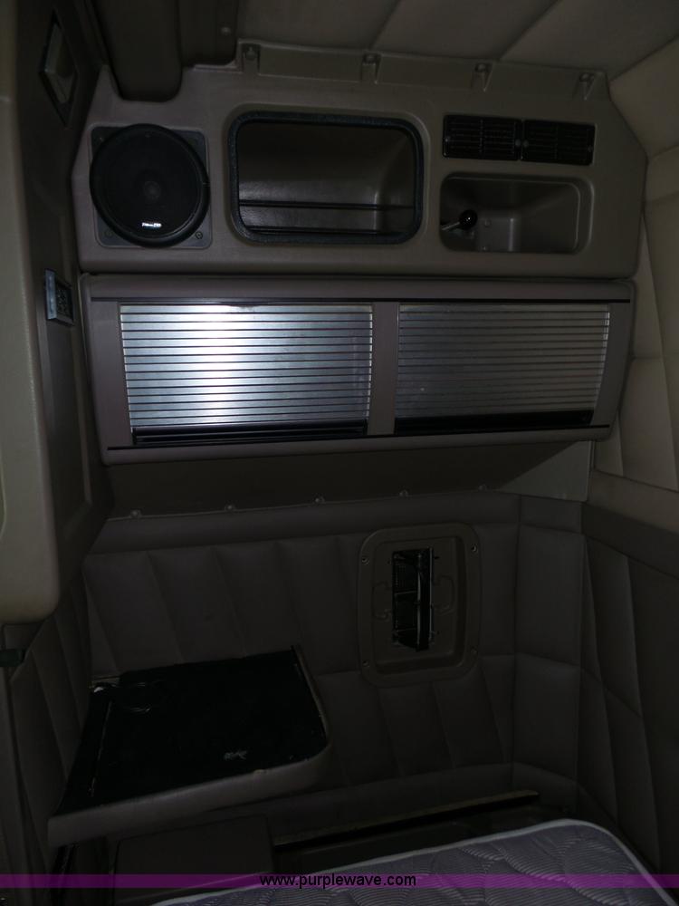 image for item J8796 2000 Peterbilt 379 semi truck