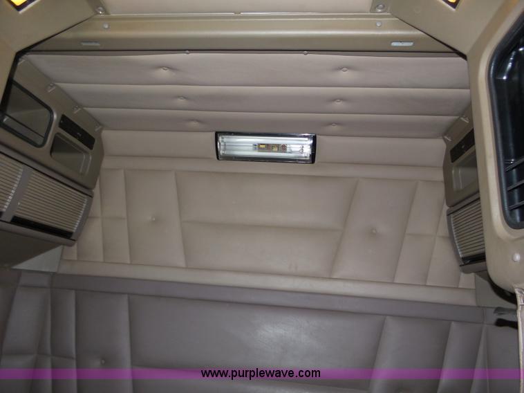 image for item J8796 2000 Peterbilt 379 semi truck