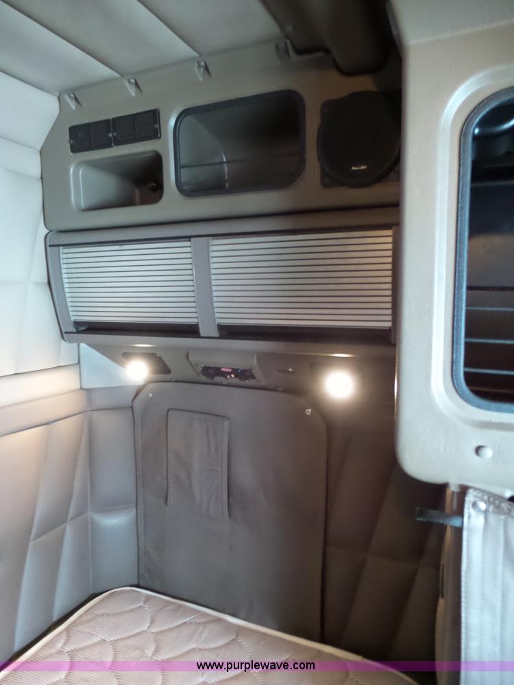 image for item J8796 2000 Peterbilt 379 semi truck