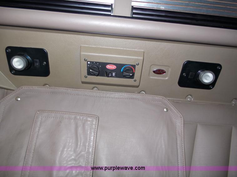 image for item J8796 2000 Peterbilt 379 semi truck