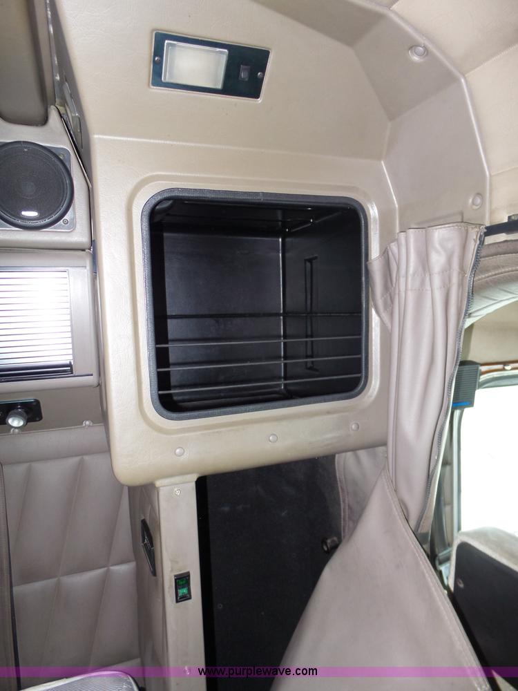 image for item J8796 2000 Peterbilt 379 semi truck