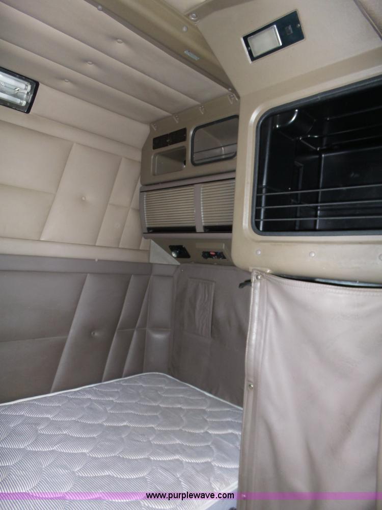 image for item J8796 2000 Peterbilt 379 semi truck