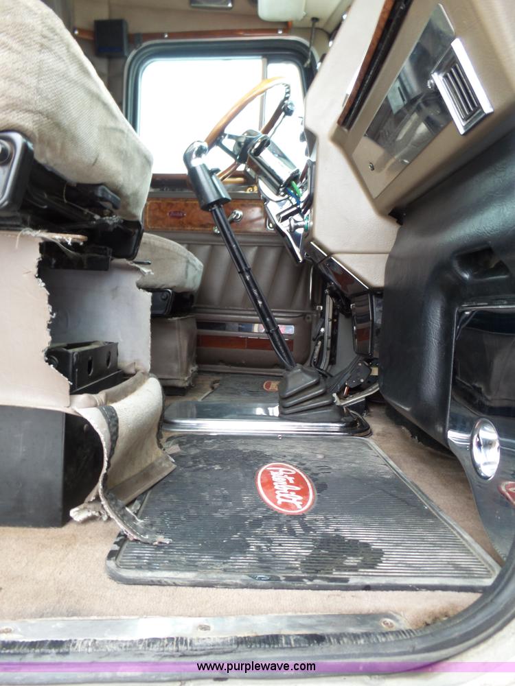 image for item J8796 2000 Peterbilt 379 semi truck