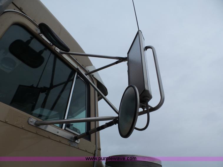 image for item J8796 2000 Peterbilt 379 semi truck