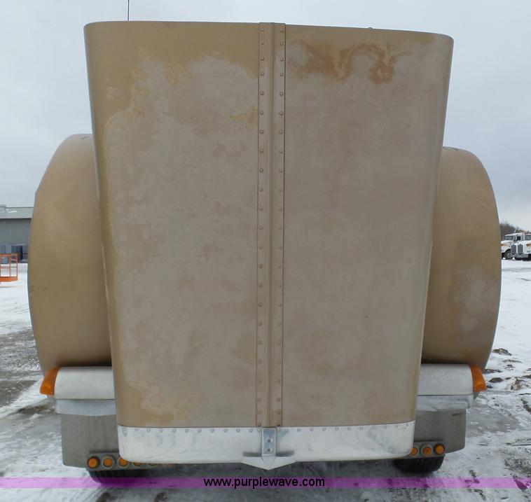 image for item J8796 2000 Peterbilt 379 semi truck