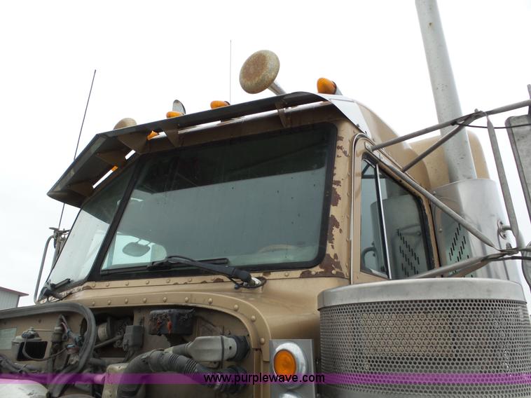 image for item J8796 2000 Peterbilt 379 semi truck