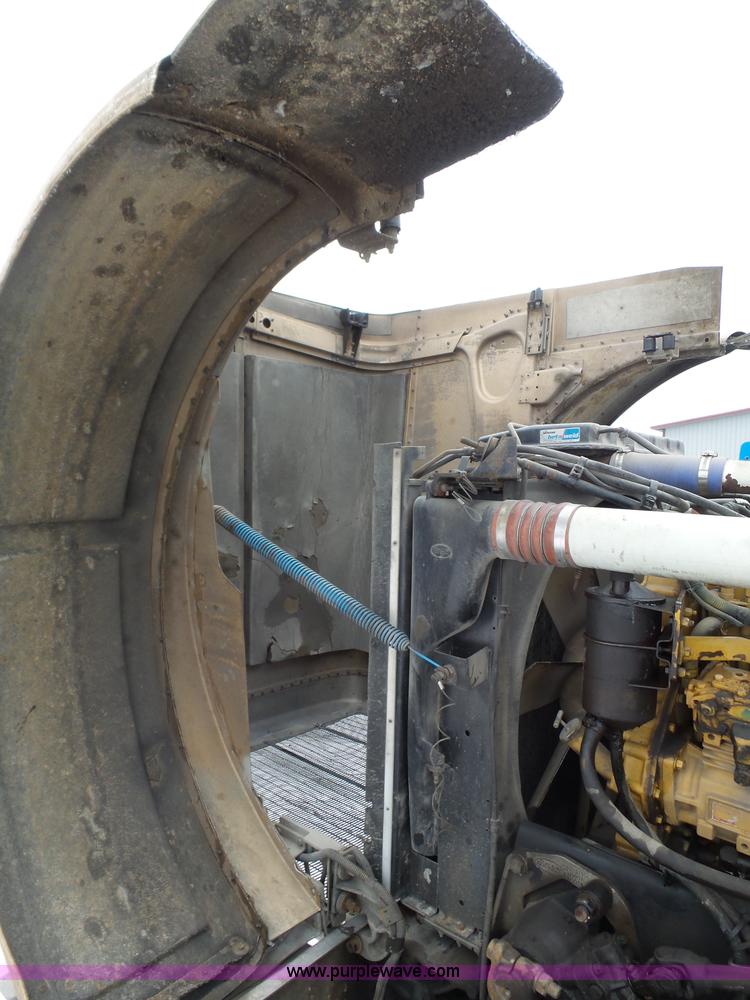 image for item J8796 2000 Peterbilt 379 semi truck