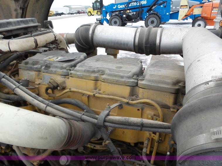 image for item J8796 2000 Peterbilt 379 semi truck