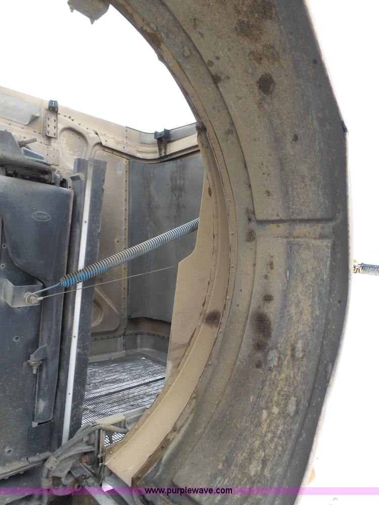 image for item J8796 2000 Peterbilt 379 semi truck