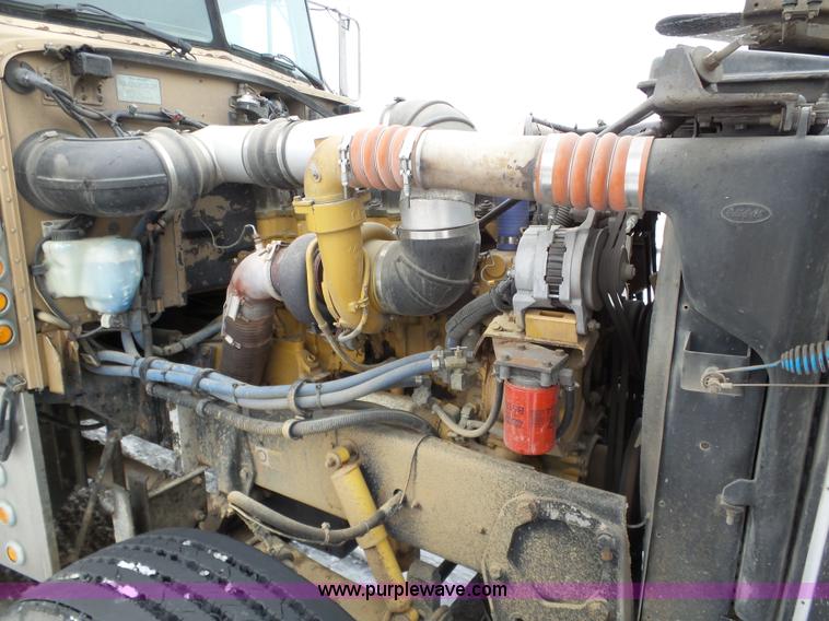 image for item J8796 2000 Peterbilt 379 semi truck