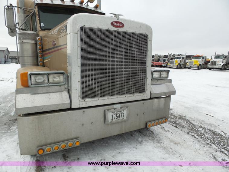 image for item J8796 2000 Peterbilt 379 semi truck
