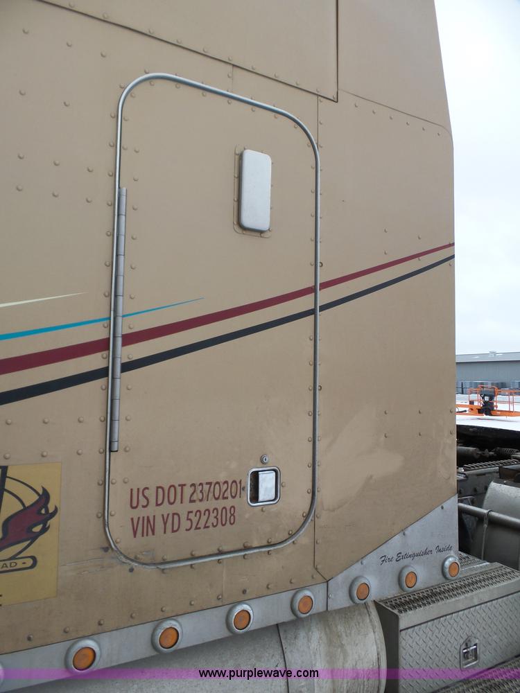 image for item J8796 2000 Peterbilt 379 semi truck