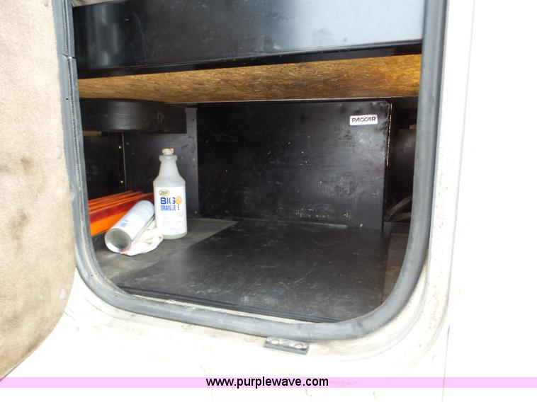 image for item J8796 2000 Peterbilt 379 semi truck