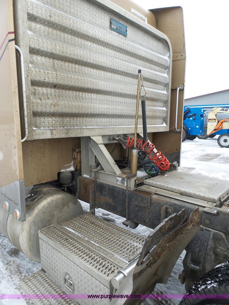 image for item J8796 2000 Peterbilt 379 semi truck